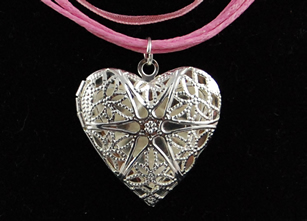 verzilverde hart medaillon met roze ketting